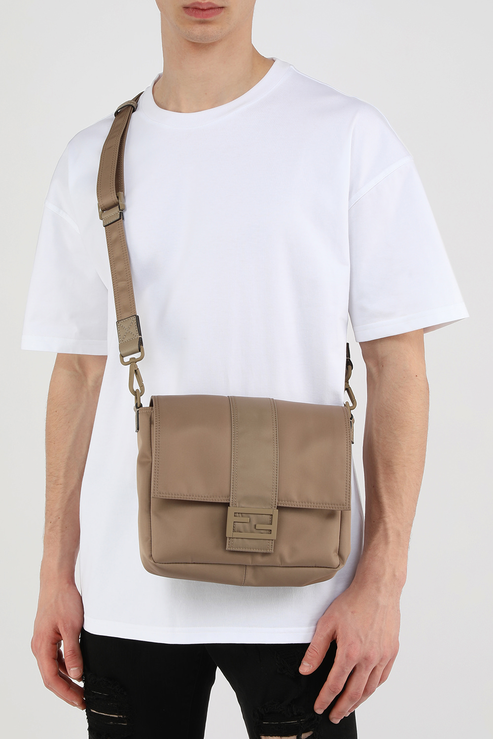 תמונת כל הלוק של תיק צד בז' בגימור ניילון